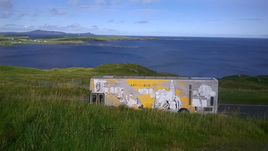 Travelling Gallery, el autobús que lleva 40 años llevando el arte por Escocia