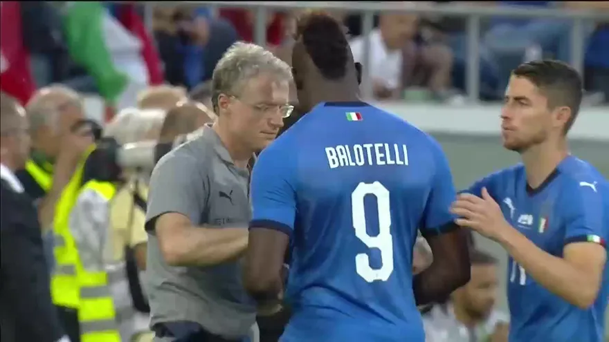Balotelli consigue la victoria para Italia contra Arabia Saudita