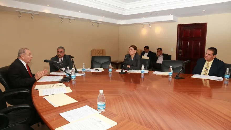 Sesión de la Comisión de Credenciales de la Asamblea Nacional, presidida por el diputado Fernando Carrillo.