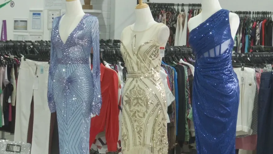 Brillo, lentejuelas y estilo propio marcan las tendencias de moda para despedir el 2025