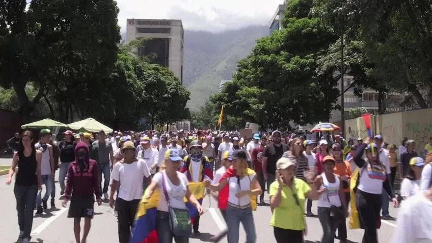 Oposición venezolana marcha en apoyo a la fiscal general