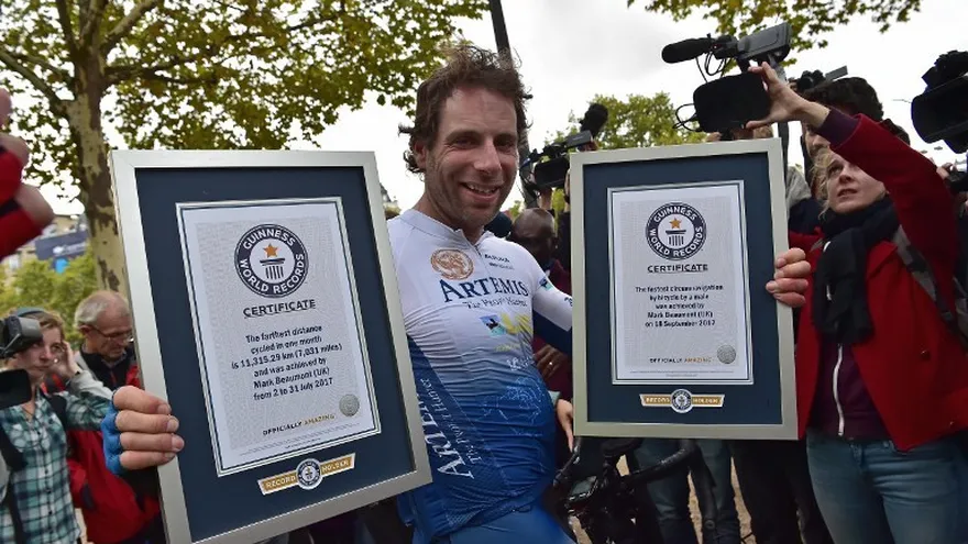 Mark Beaumont muestra los certificados de su marca