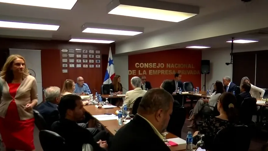 Canciller Mouynes se reúne con empresarios