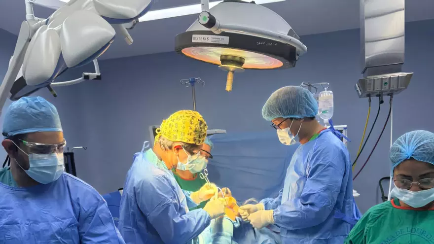 Médicos realizan cirugía de reemplazo de rodilla en el Hospital Irma de Lourdes Tzanetatos, de la Caja de Seguro Social, en la 24 de Diciembre