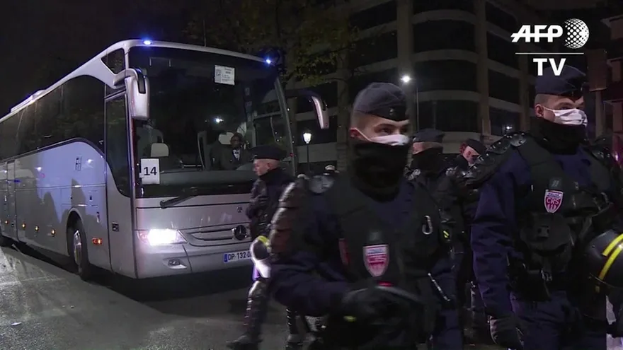 Francia evacúa campo de migrantes en París