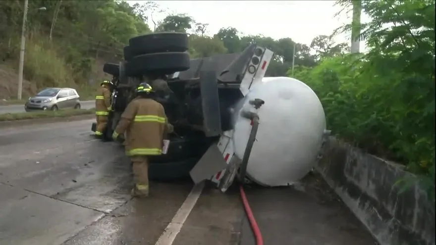Camión cisterna se accidenta en la vía Centenario