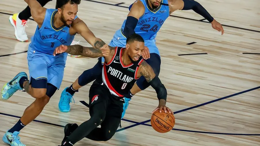CJ McCollum y Carmelo Anthony explotan para que Portland clasifique a Playoffs