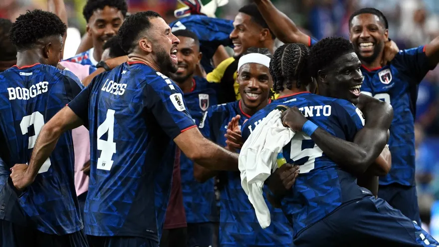 Jugadores de Cabo Verde celebran su pase a dieciseisavos de final