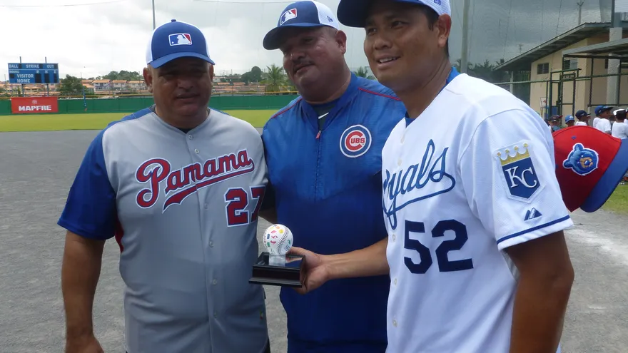 Olmedo Sáenz  (i) y Bruce Chen (d) junto al también exgrandes ligas Rafael Medina (c)