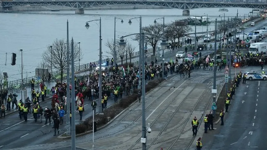 Hungría suspende demandas de asilo argumentando temor al coronavirus