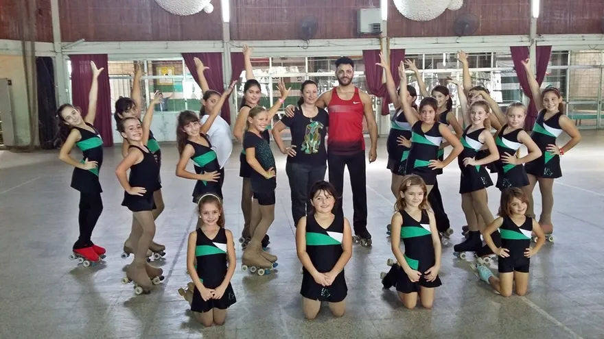 Marcelo Ponce junto a un grupo de patinadoras