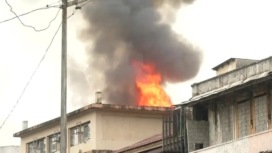 Incendio consume edificio de mampostería en la 5 de mayo