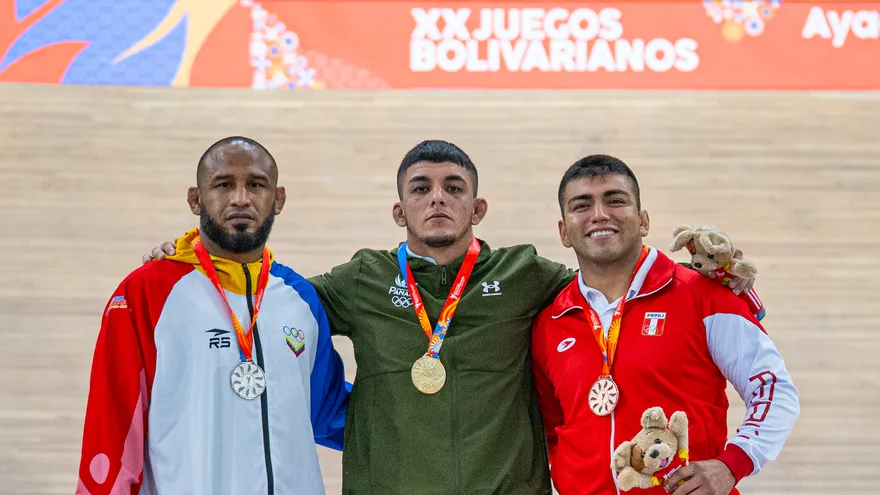 Ángel Cortés (c) en el podio de la lucha de los Juegos Bolivarianos Ayacucho - Lima 2025