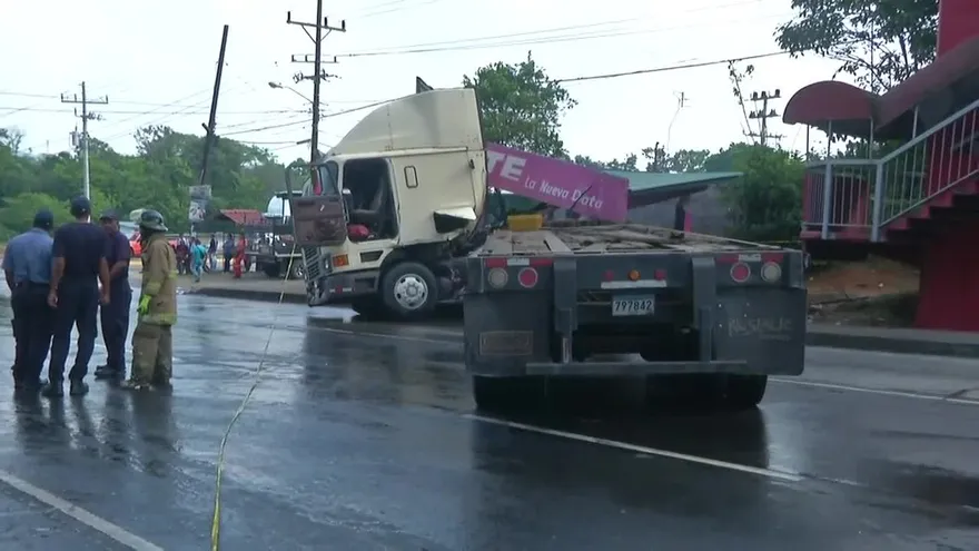 Anciano muere en La Pita tras colisión de camión contra una parada