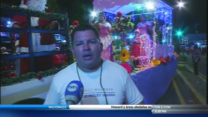 Cientos disfrutaron el desfile de Navidad en Santiago