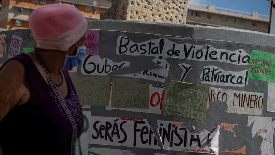 Una mujer camina frente a una pared con varios mensajes a favor del aborto, el 16 de enero de 2021, en Caracas (Venezuela)