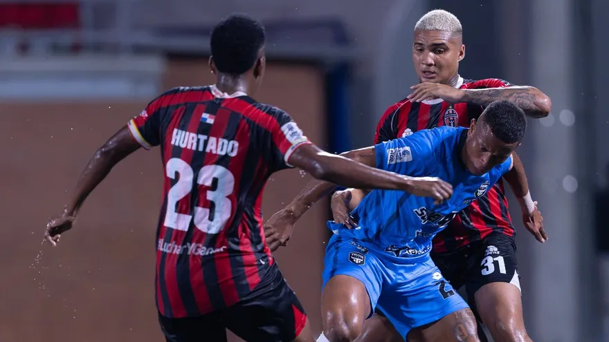 Sporting San Miguelito y Tauro FC en acción