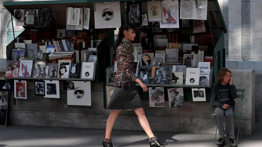 Chanel celebra en la Alta Costura el París más literario