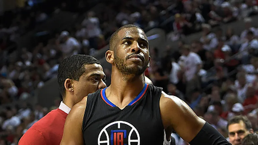 Chris Paul tuvo que salir de la cancha en el tercer periodo