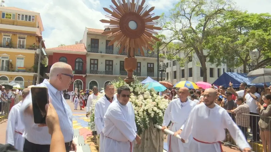 Casco Antiguo Prepares Traditional Salt Carpets for Corpus Christi Celebration