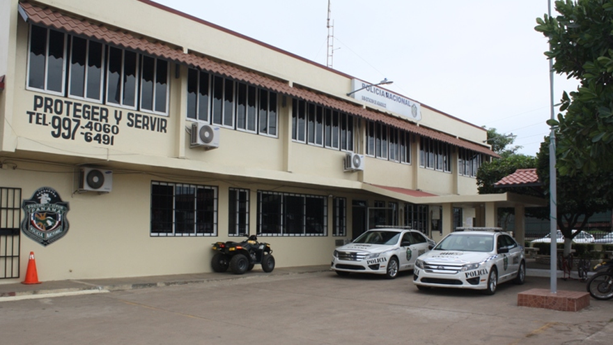 La Policía Nacional capturó a dos individuos que intentaron lanzar droga al patio de la cárcel en Aguadulce