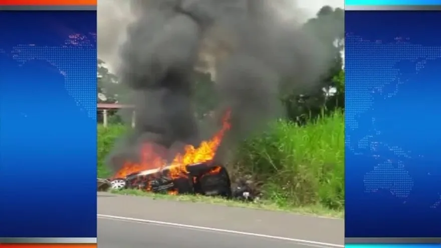 Autos incendiados en la vía pública