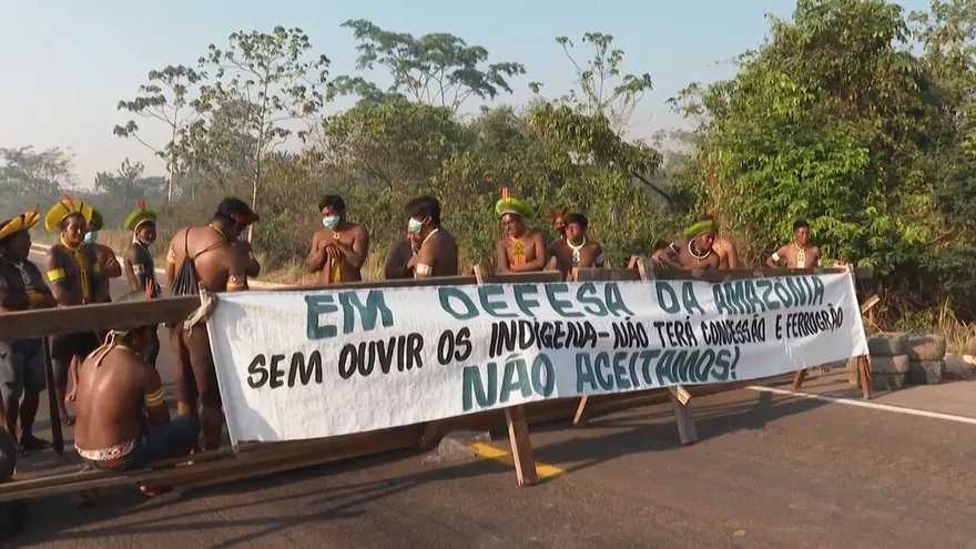 Indígenas de Brasil cortan ruta amazónica y reclaman ayuda contra la pandemia