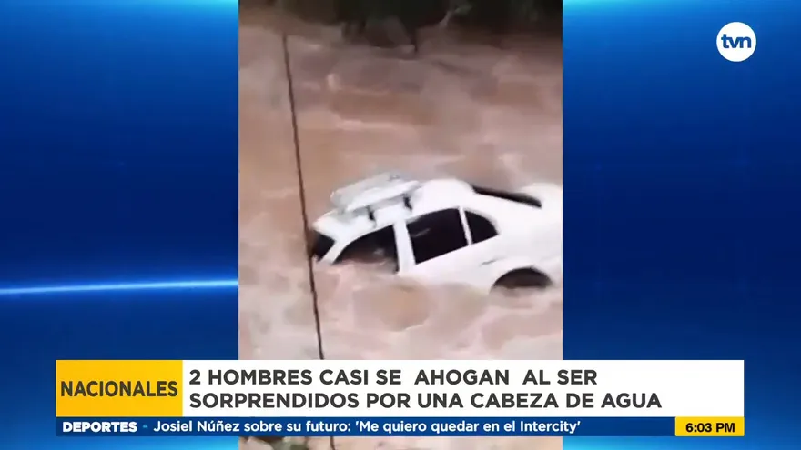 Dos hombres casi mueren mientras pasaban un puente