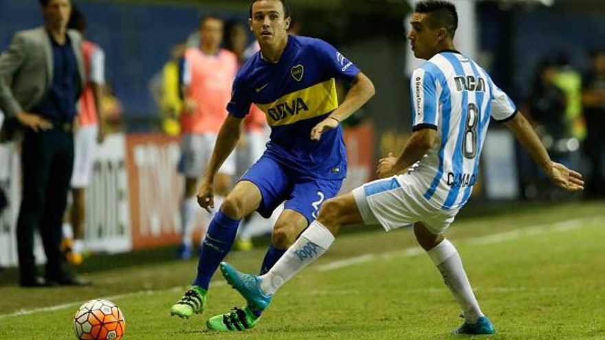 Acción del partido entre Boca Juniors y Racing Club