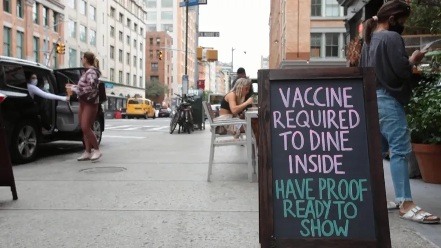 En Nueva York, la vacuna es pase a la diversión, en Luisiana los hospitales están en jaque