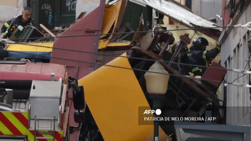 Agentes policiales cerca de los restos del funicular accidentado en Lisboa