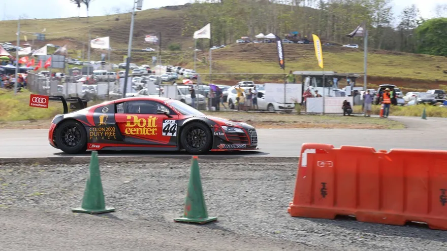 Solly Betesh conduce el Audi R8 LMS durante la prueba válida en la categoría de GTS