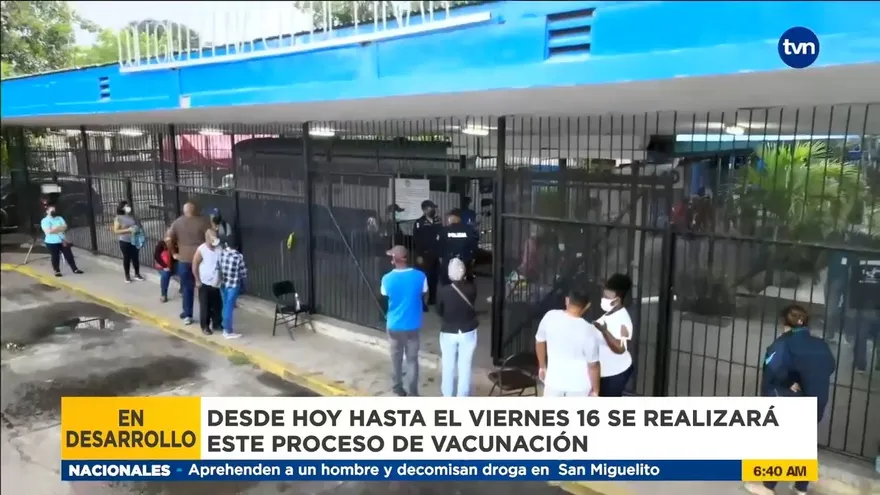 Ciudadanos acuden a vacunación masiva en Juan Díaz