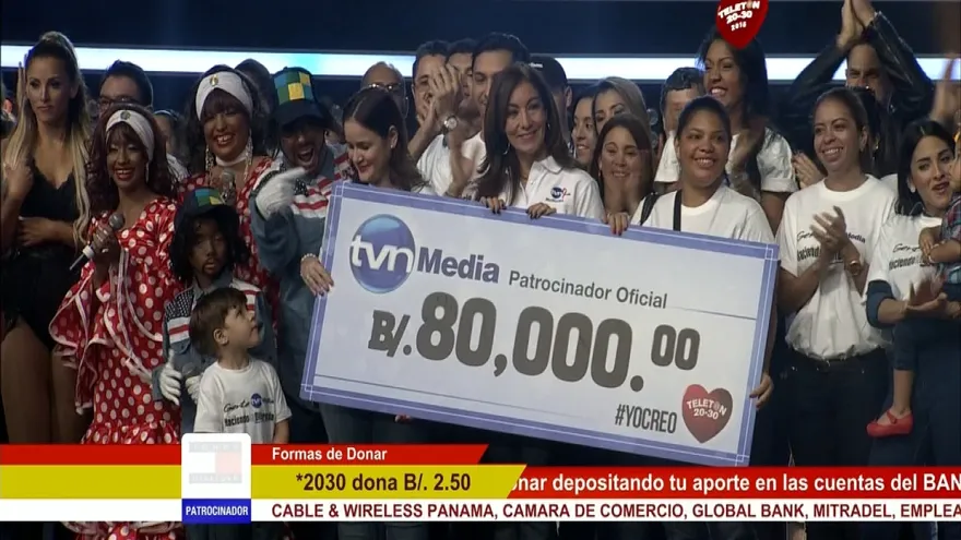 La familia TVN entrega su donación a la Teletón 20-30