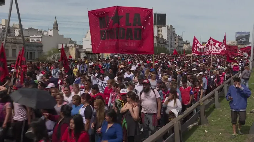 Sindicatos se manifiestan en Argentina previo a huelga general