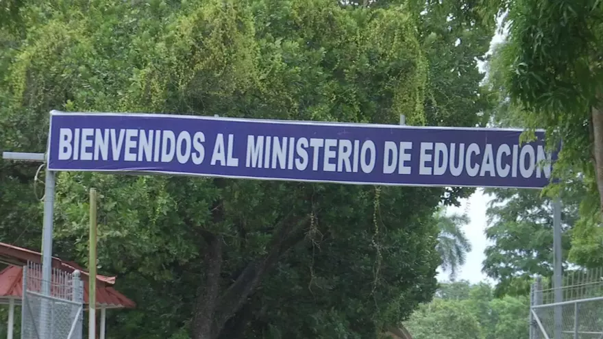 Entrada del Ministerio de Educación.
