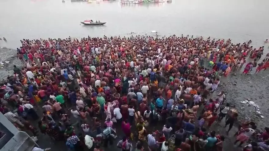 Hindúes se sumergen en el río Ganges en honor a la diosa de múltiples brazos