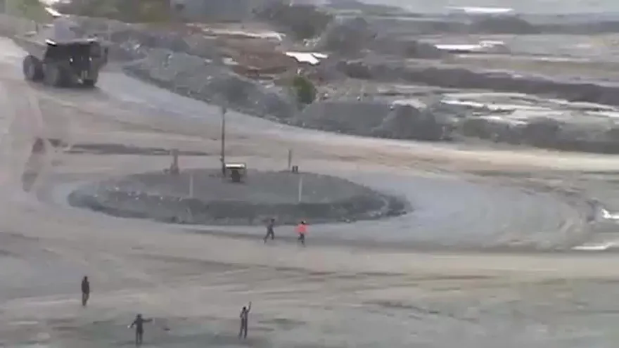 Miembros de Suntracs exponen sus vidas tratando de parar un camión minero