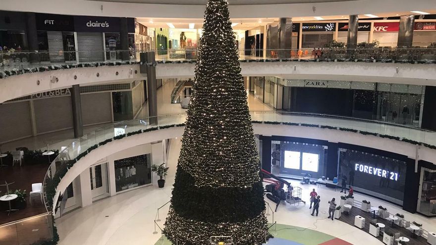 Centros comerciales instalan arbolitos navideños