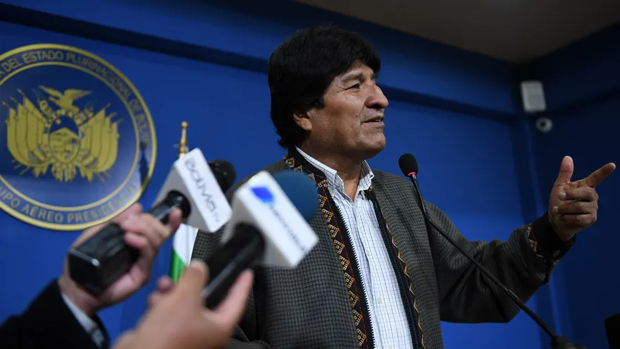 El presidente de Bolivia, Evo Morales, durante una comparecencia ante la prensa luego de arribar procedente de La Haya hoy, martes 27 de marzo de 2018