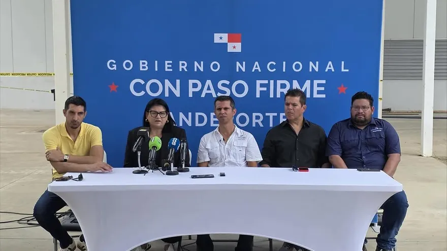 Aracelys León, presidenta de WBSC Américas, da declaraciones junto a Miguel Ordóñez, director general de Pandeportes