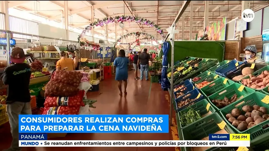 Consumidores buscan cena de Navidad en Merca Panamá