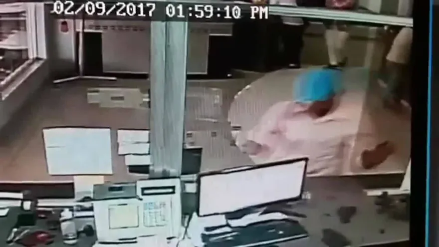 Roban en agencia de autos