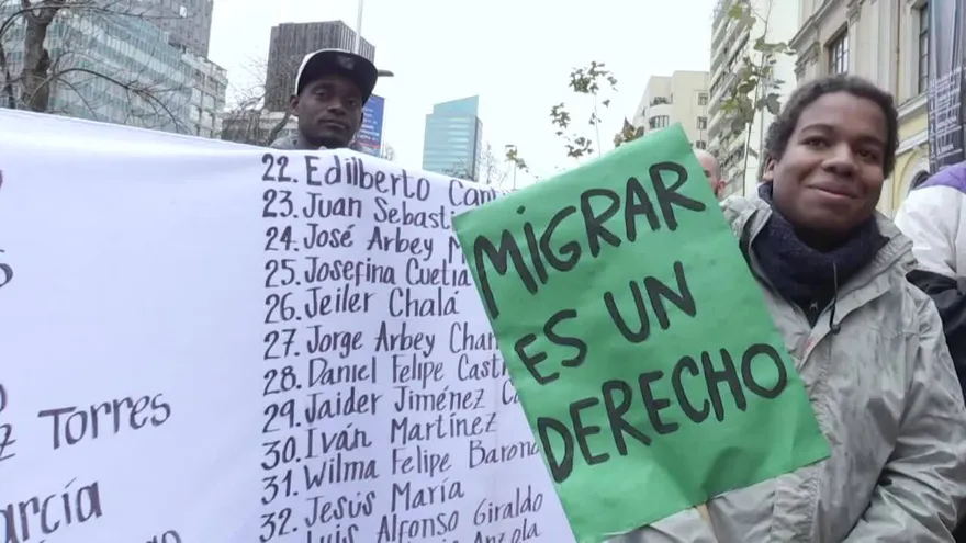Inmigrantes protestan en Chile en contra de políticas migratorias de Piñera