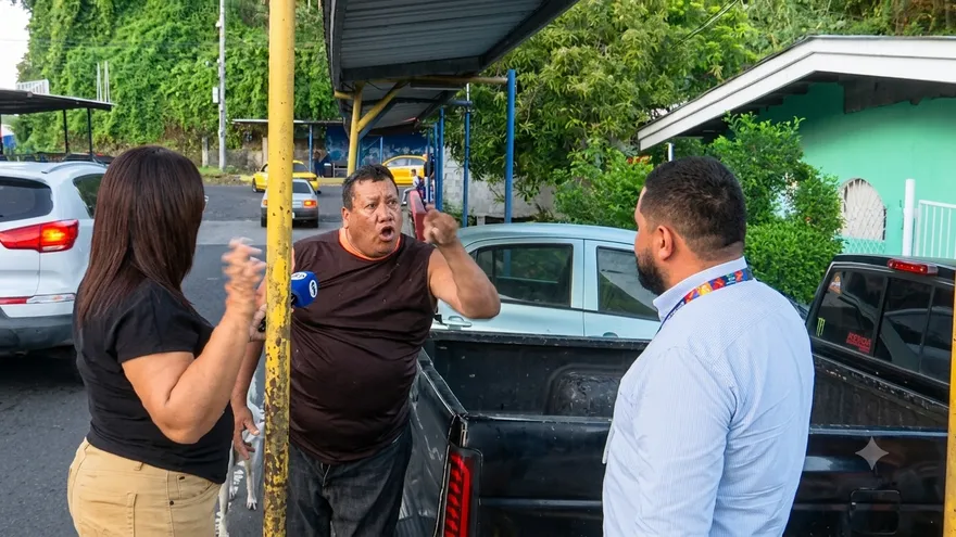 Residentes molestos con medida de remoción de autos que obstruyen la acera