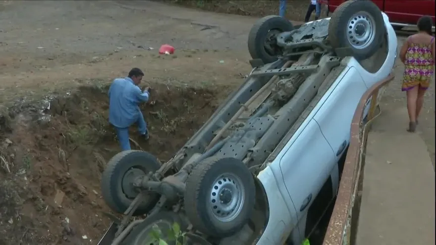Auto cae al vacío en La Chorrera