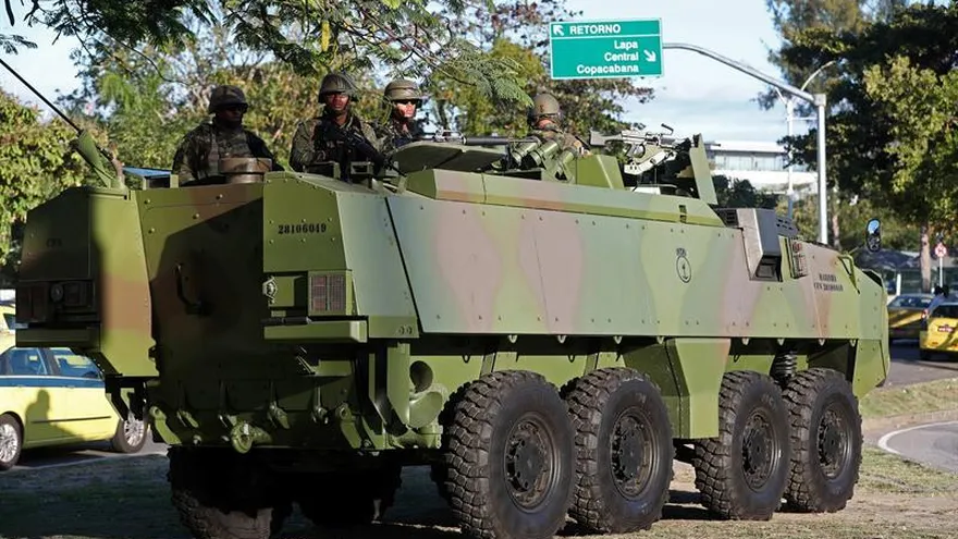 Fusileros de la armada brasileña patrullan en el centro de Río de Janeiro (Brasil).
