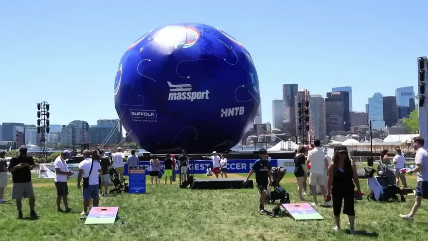 Mundial 2026 | Boston entra al Guinness con la pelota de fútbol más grande del mundo