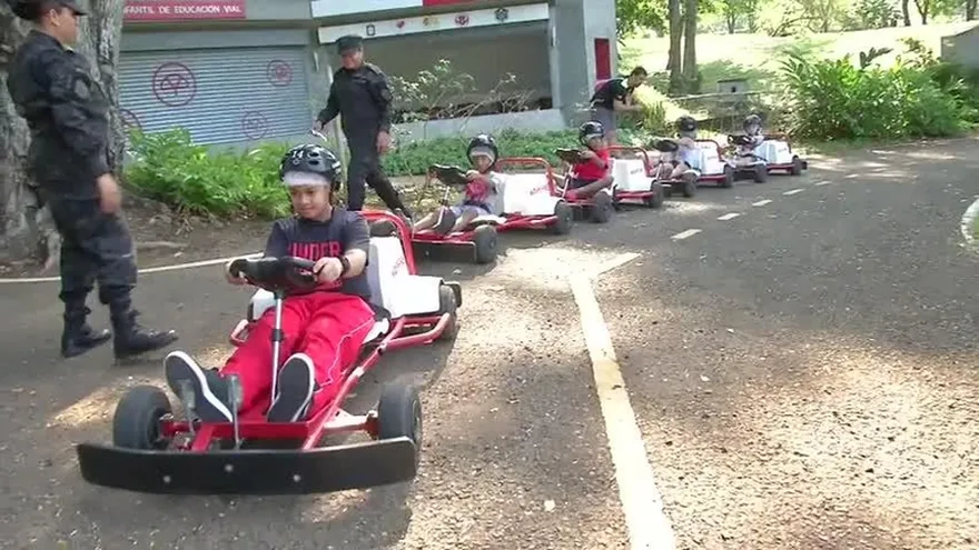 Curiosa pista de auto en el Parque Omar