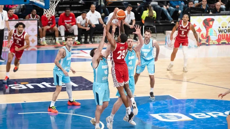 Panamá y Uruguay en acción durante el partido del Clasificatorio de FIBA Américas al Mundial de Baloncesto Catar 2027 en el Antel Arena de Montevideo